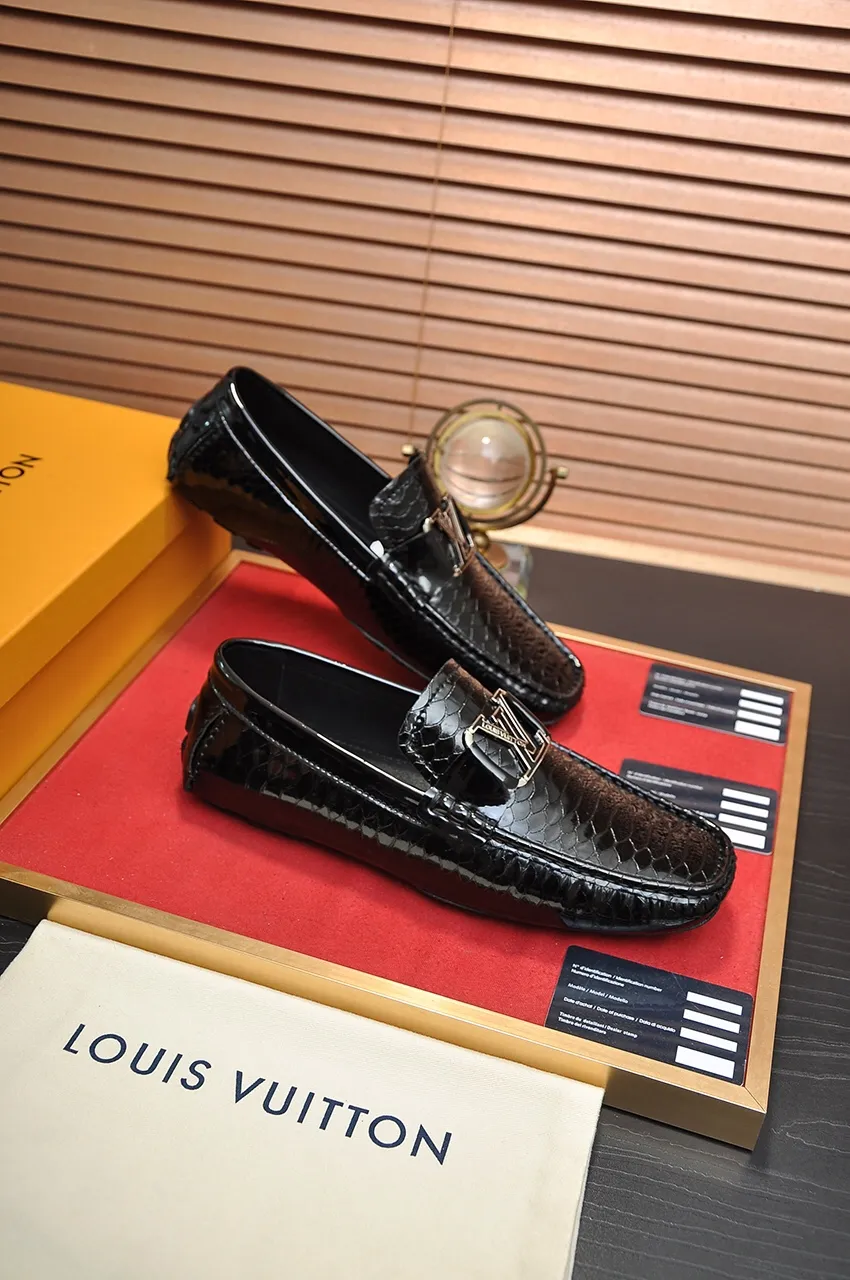 Men's men's shoes 💰420💶 [LV Doudou shoes] (water-dyed cowhide lining) new model is on the market, available on the official website. The new Doudou shoes are processed into single-color materials, and the uppers are made of imported horsehide leather. The body of the shoe is fully hemmed with mark thread, and is lined with imported original cowhide leather. The elegant shoe shape is super suitable for all-matching, and the size is 38-44.
